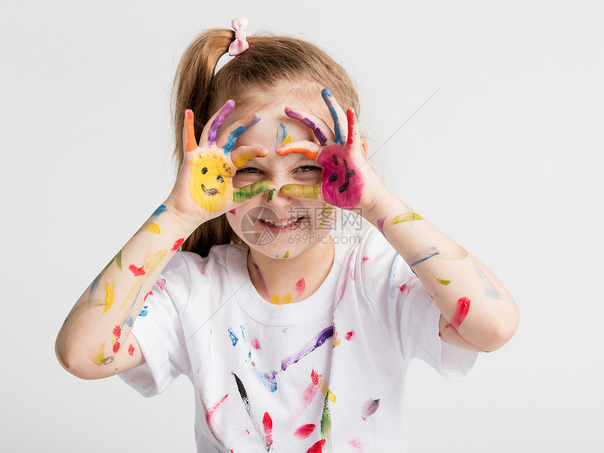 女孩涂满了画作笑脸的创意乐趣童年小女孩涂满画作笑脸的图片