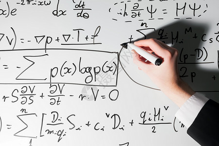 在白板上写复杂数学公式的人和具有经济概念的科真实等式符号在白板上写复杂数学公式的人和科背景图片