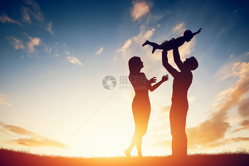 父亲在空中养育婴儿幸福的家庭在日落时父母和孩子在日落时图片
