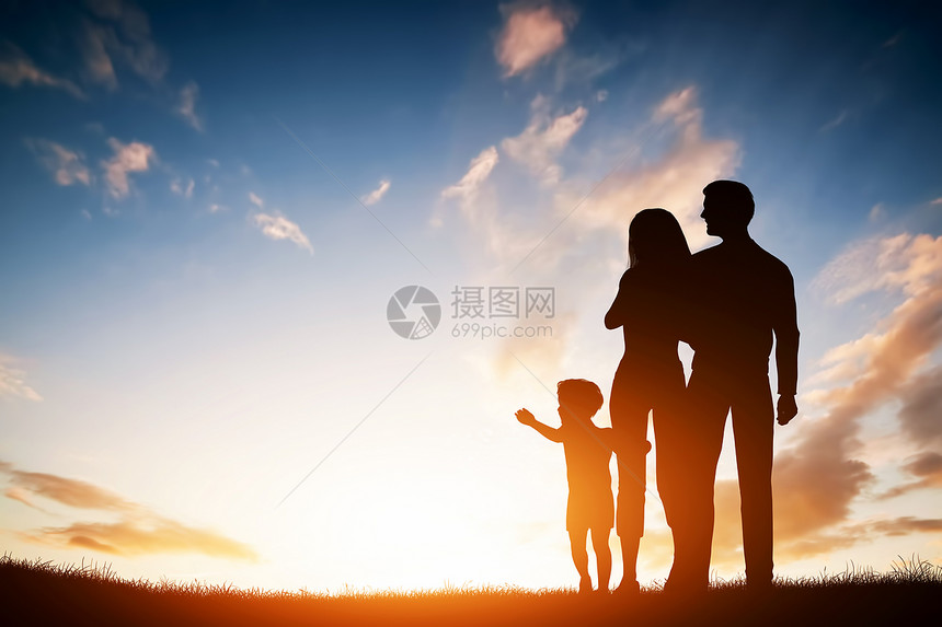 快乐的家庭父母和孩子在日落男到达太阳图片