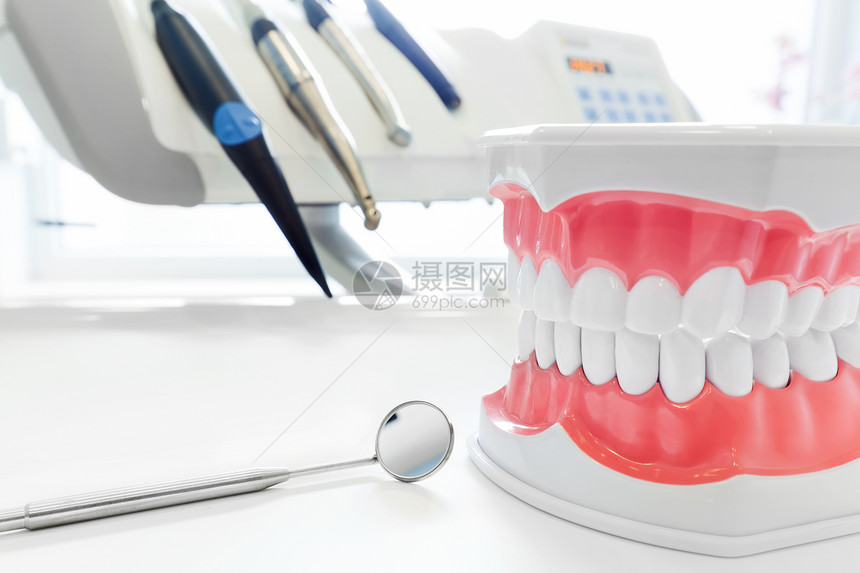 牙医办公室清洁牙齿假科下巴模型镜像和牙科仪器办公室清洁牙齿假模型镜像和科仪器办公室图片
