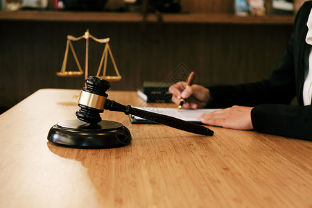法律顾问向客户提出一份与手架和法律签订的合同司法和律师概念幸福的高清图片素材