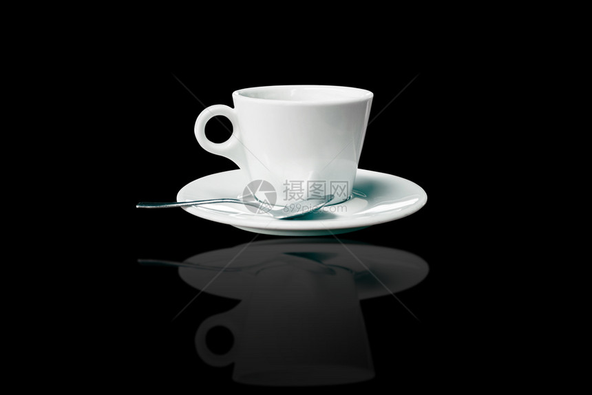 黑背景上勺子的白咖啡杯和茶碟图片