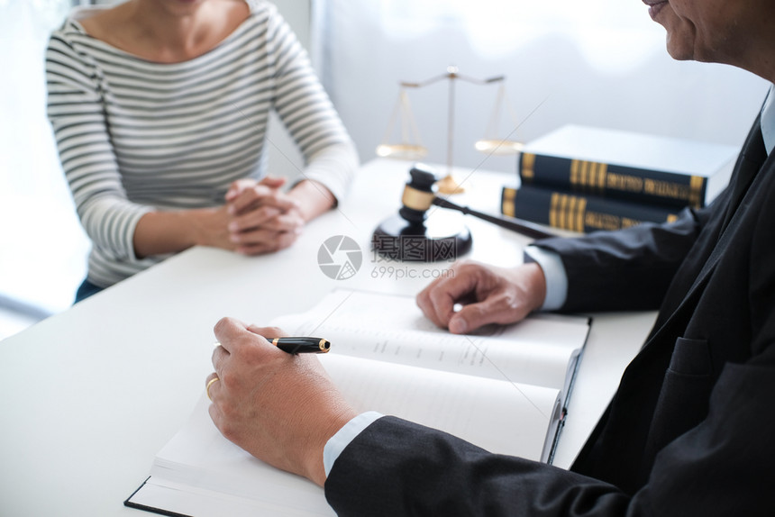 法律顾问向客户提出一份与手架和法律签订的合同司法和律师概念图片