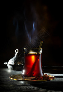 黑色背景的红土耳其茶杯图片