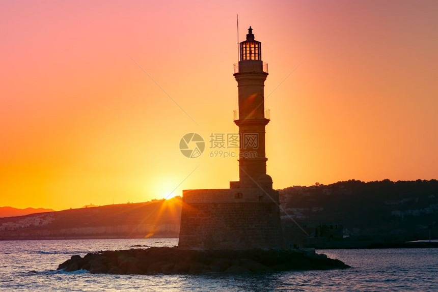 日出时在希腊克里特列的Chania旧港的Chania灯塔日出时在希腊克里特的Chania灯塔希腊克里特的Chania灯塔图片
