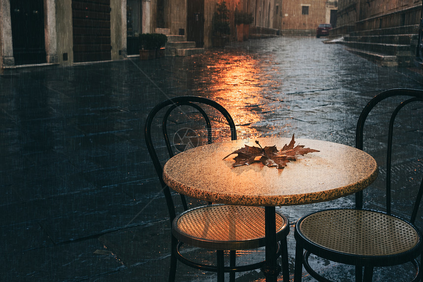 在街道雨中的桌子图片