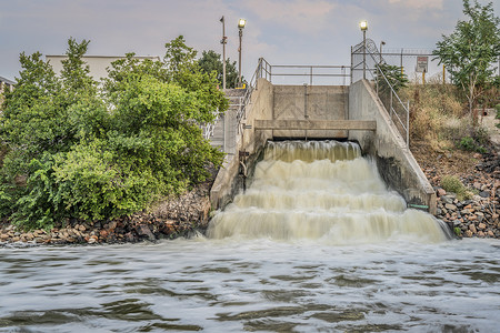 丹佛地铁废水处理设施向南普拉特河排放的大污水高清图片
