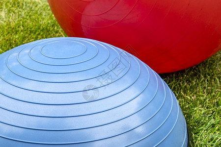 关于绿草后院健身概念的平衡训练球图片