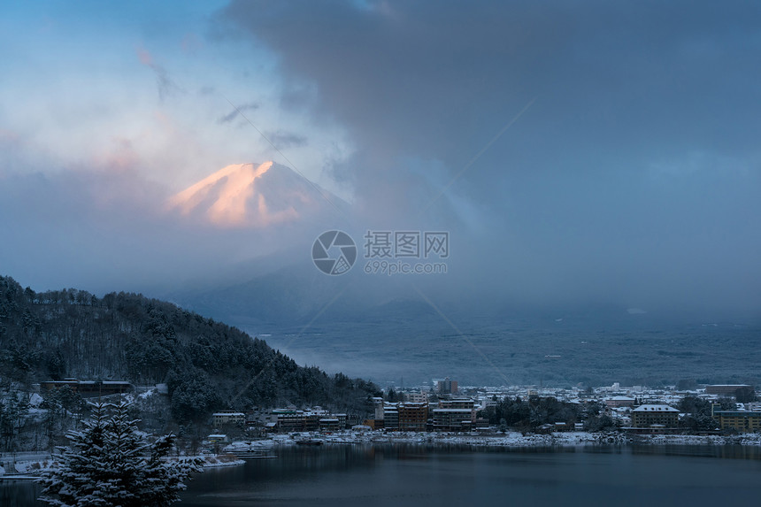 藤山和川口湖冬天有晨雾图片