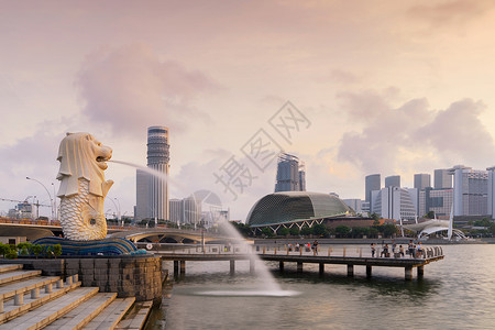 日出和黄昏的天空Merlion和摩天大楼图片