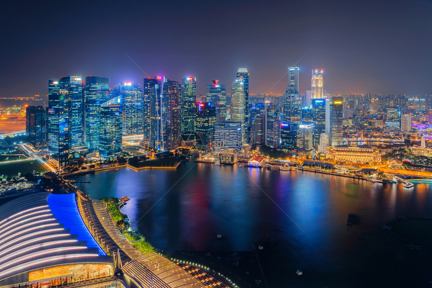 MarinaBay地区的新加坡市下城金融区和摩天大楼夜间空中观察图片