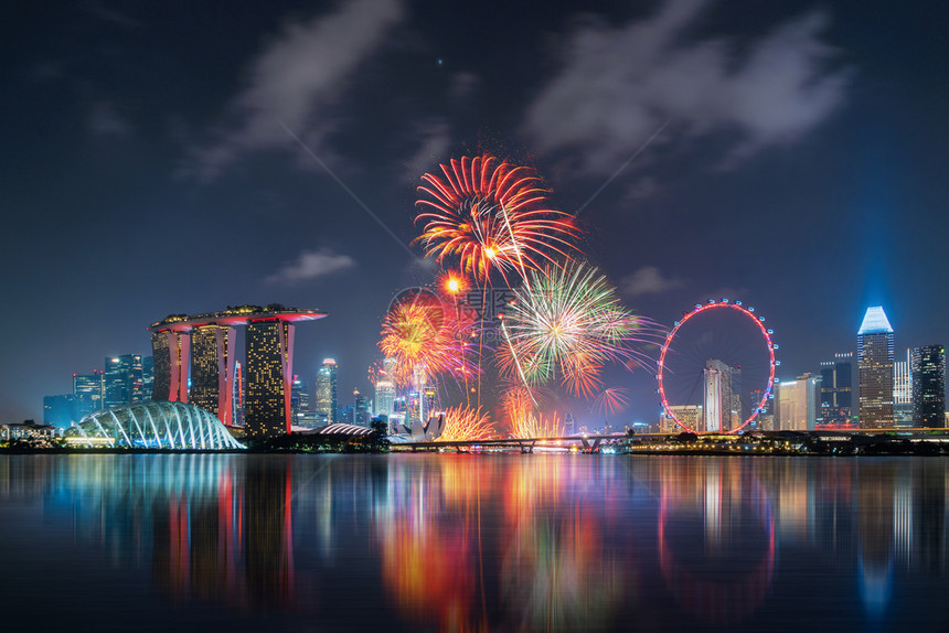 新加坡日的烟花晚上在新加坡下城市的MarinaBay地区金融Ferris轮和摩天大楼图片