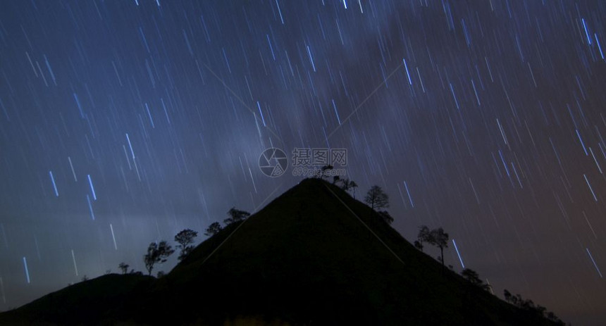 天空中的星高山顶端景色泰国高昌图片