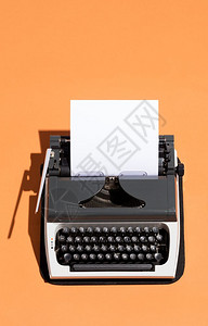旧式打字机上面有一张白色空纸新闻顶端视图旧式打字机上面有白色空页图片