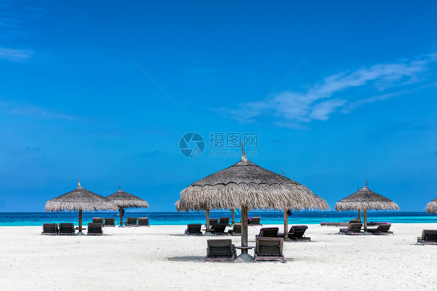 Sandy热带海滩在马尔代夫印度洋的一个小岛屿度假胜地上配有甲板椅和遮阳罩假日目的地Sandy热带海滩配有甲板椅和遮阳罩图片