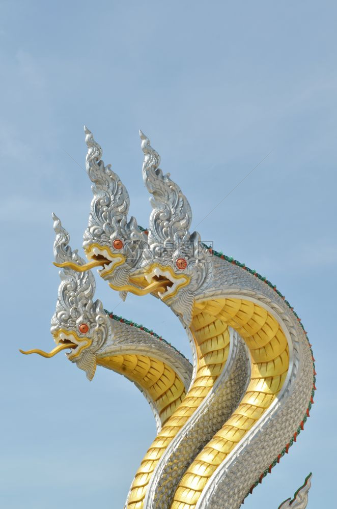 泰龙长王雕像三头在泰国图片