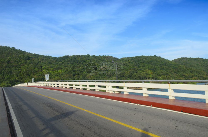 蓝色天空的平面公路和山图片