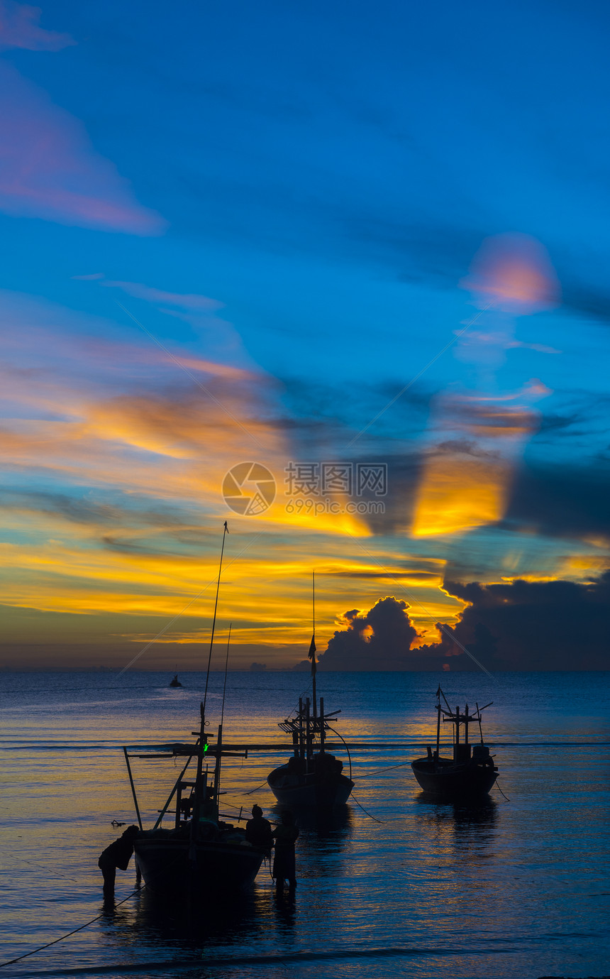 日出时与船和渔民在海上的清晨生活图片