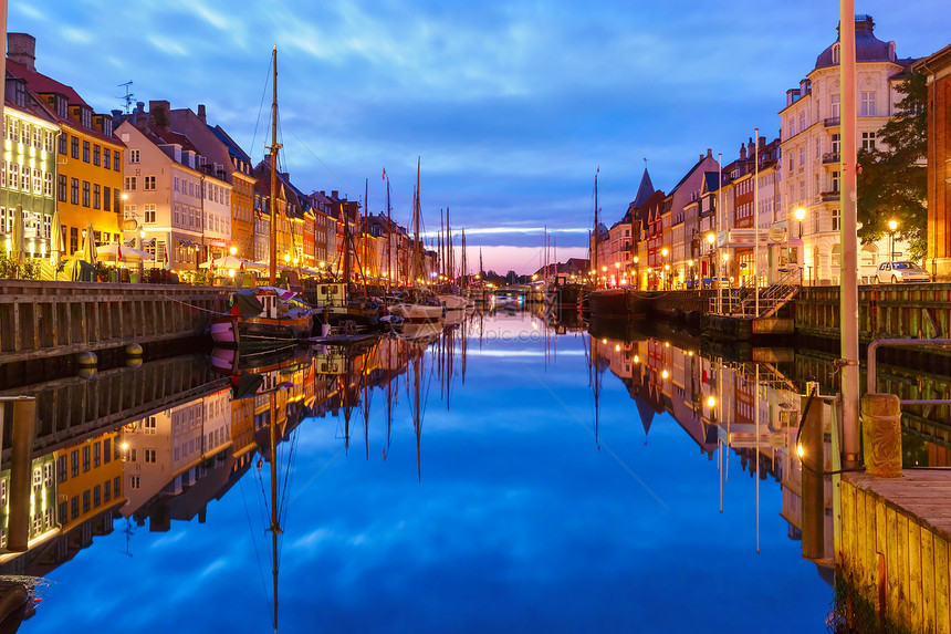 Nyhavn全景在丹麦首都哥本哈根老城旧房子和船的五花八门外表图片