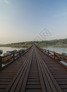泰国SangkhlaburiKanchanaburi最长的木桥图片