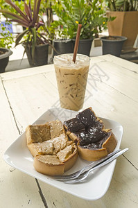 冰咖啡和巧克力面包图片