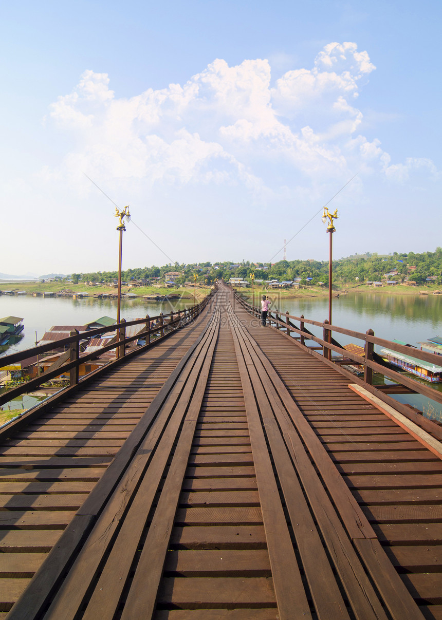 泰国Kanchanaburi与河流和山的木桥图片