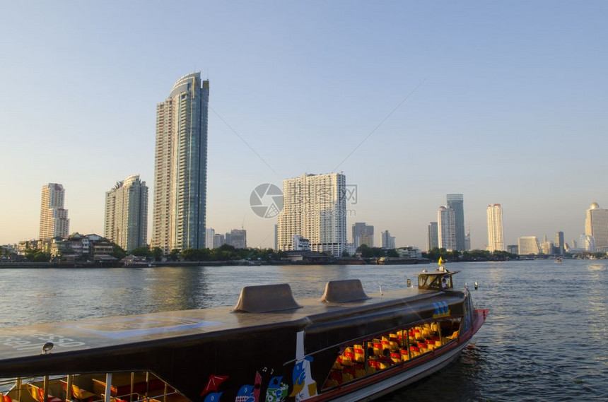 曼谷市夜间出逃的全景图片