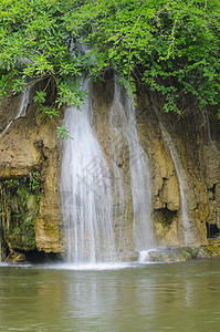 泰山Kanchanaburi公园的SaiYokYai瀑布图片
