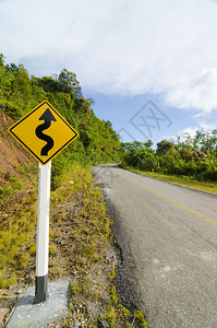 警示绕行的道路标志图片