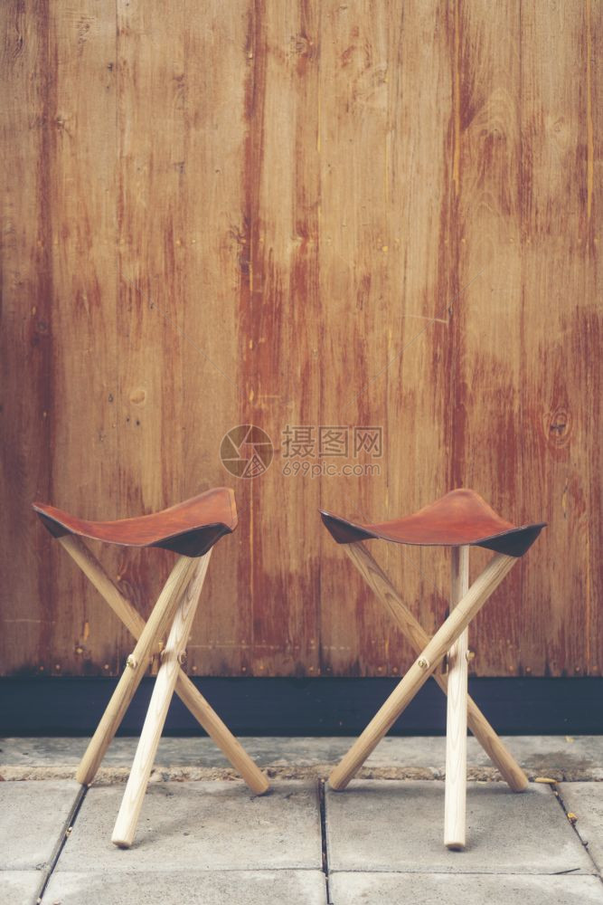 三脚露营椅木制和皮革成图片