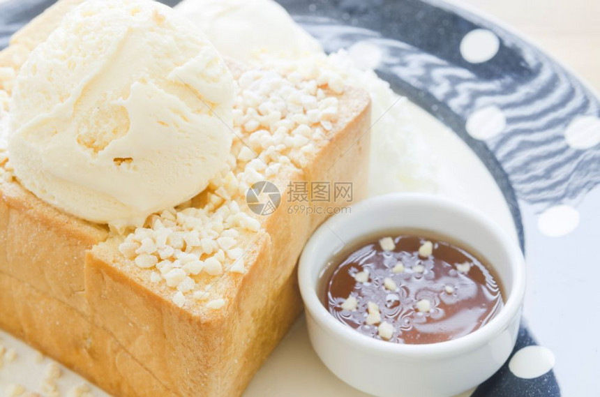 蜂蜜通心粉面包堆积着蜂蜜和冰淇淋图片