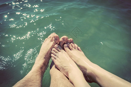 一对情侣在海中湿脚暑假浪漫情侣在海中湿脚图片