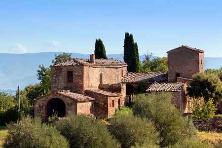 意大利托斯卡纳的一所住宅该地区典型的图斯卡农舍山丘铁丝树意大利的图斯卡纳一座住宅图斯卡纳的农舍铁丝树背景图片