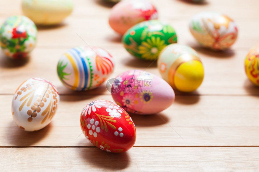 木头上涂有多彩手工的复活节鸡蛋传统装饰独特的手工设计古老的手工设计木材上涂有多彩手工的复活节鸡蛋独特的手工制造老式设计图片