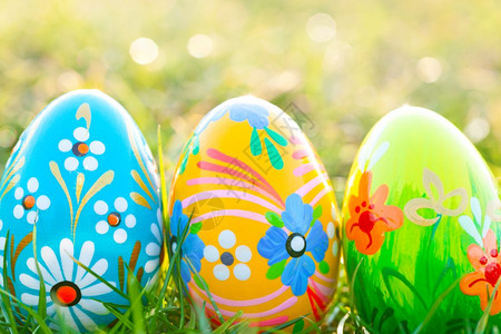 草地上的手工复活节鸡蛋花粉丰富多彩的春天形态和设计传统艺术独特图片