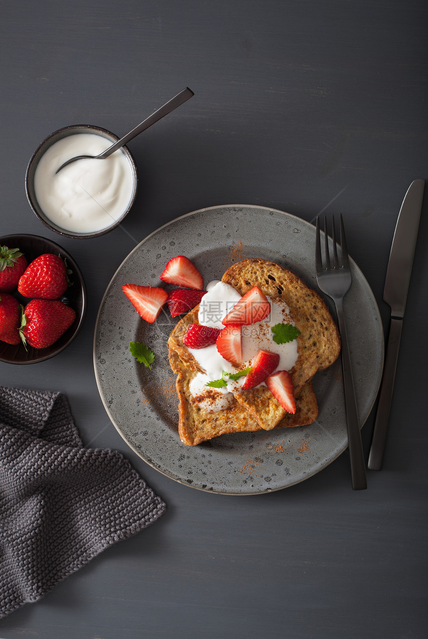 早餐时加酸奶和草莓的法式吐司图片