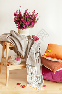 花香多彩的坐垫扔出舒适的家秋香花背景图片