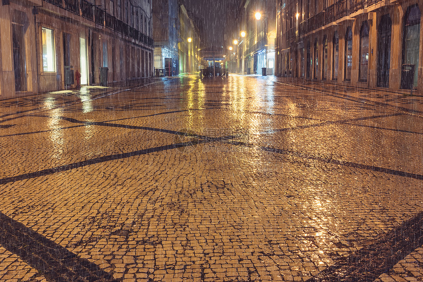 夜间城市天气暴雨街道灯光图片