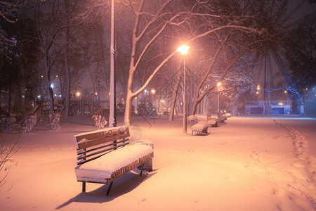 夜间冬季风景城市的雪小巷照亮公园季节性的高清图片素材