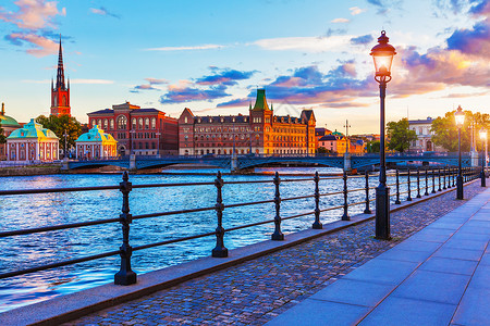 瑞典斯德哥尔摩老城GamlaStan的景色夏日落图片