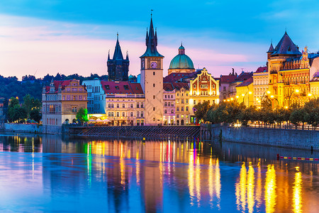 捷克布拉格古城建筑和伏尔塔瓦河码头的景色夏夜图片