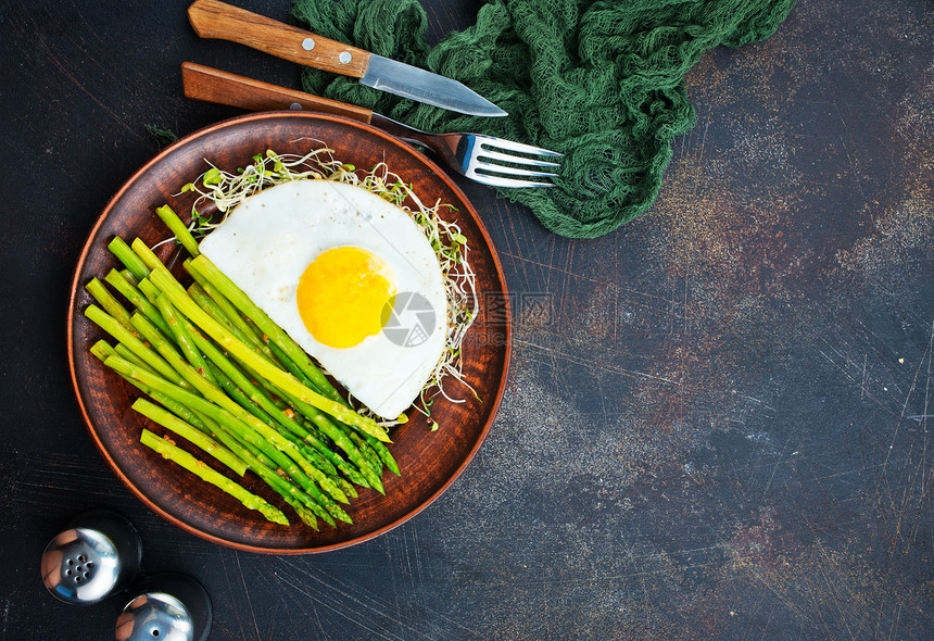 早餐在盘子上绿色的羊虾和煎蛋图片