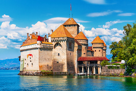瑞士蒙特勒附近日内瓦湖上古老中世纪奇隆城堡的景象夏季背景图片