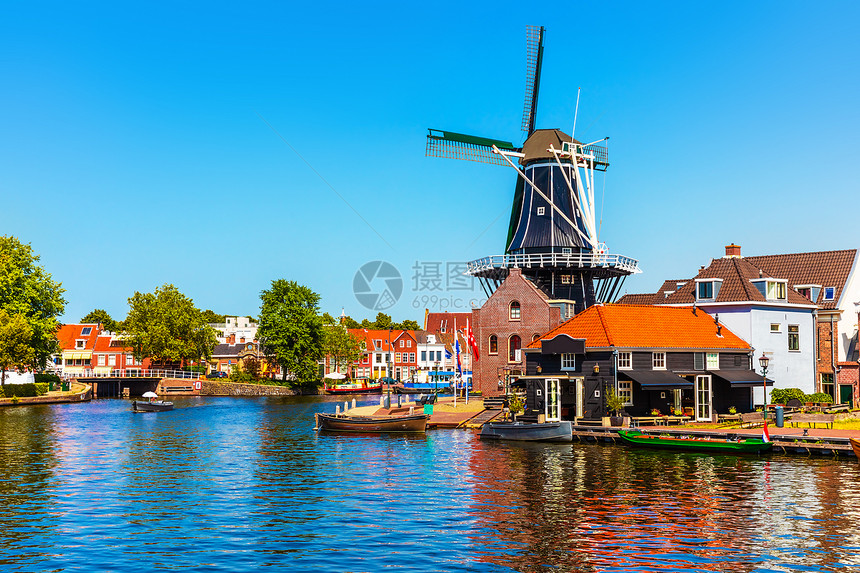 荷兰Haarlem老城建筑磨厂和运河堤岸的景色夏季象图片