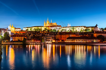 捷克布拉格Vltava河CharlesBridge和StVitus大教堂旧城建筑的景象夏夜全旅游业高清图片素材