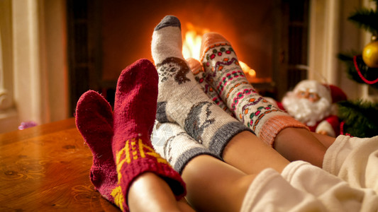 在圣诞节前夕消防队的火热中家庭用编织式袜子的贴近画面背景图片