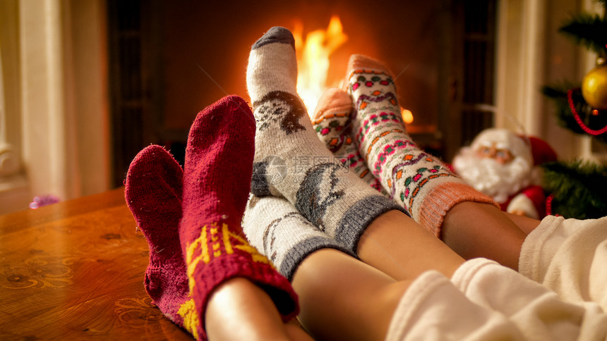 冷冬日寒的壁炉让孩子变暖冷冬日的壁炉让孩子变暖图片