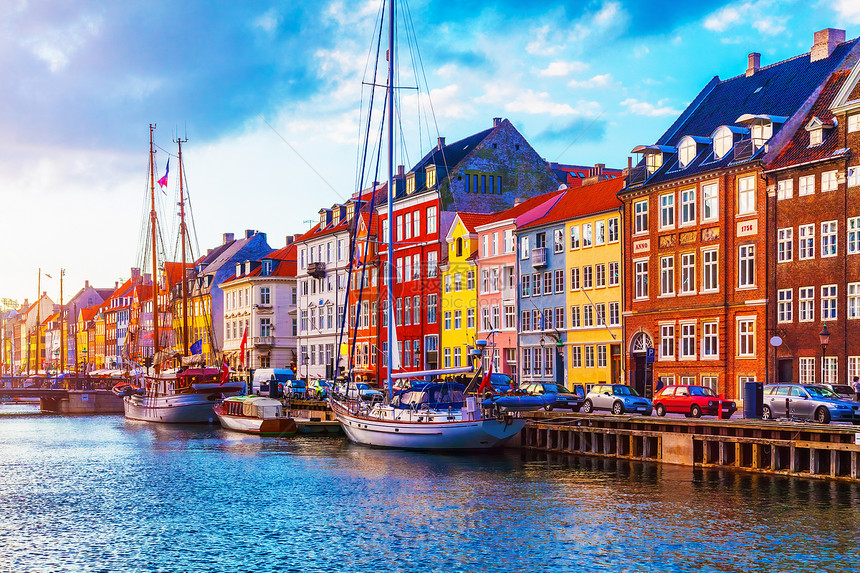 在丹麦哥本哈根老城的Nyhavn码头有彩色建筑物船只游艇和其他船只的色状建筑物游艇和其他船只的景色夏日夕阳风景图片