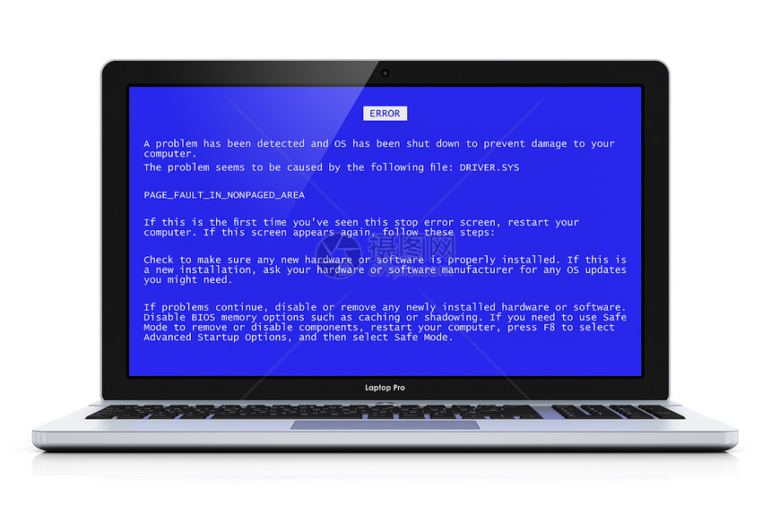 业务膝上型电脑或办公室笔记本电脑PC在蓝色屏幕上以白背景隔离的蓝屏幕上有OS关键错误信息并产生反射效果图片